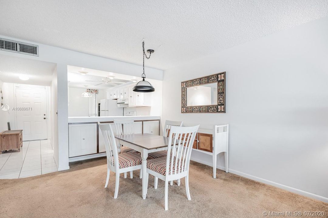 Vendido Recientemente: $124,900 (2 camas, 2 baños, 1090 Pies cuadrados)