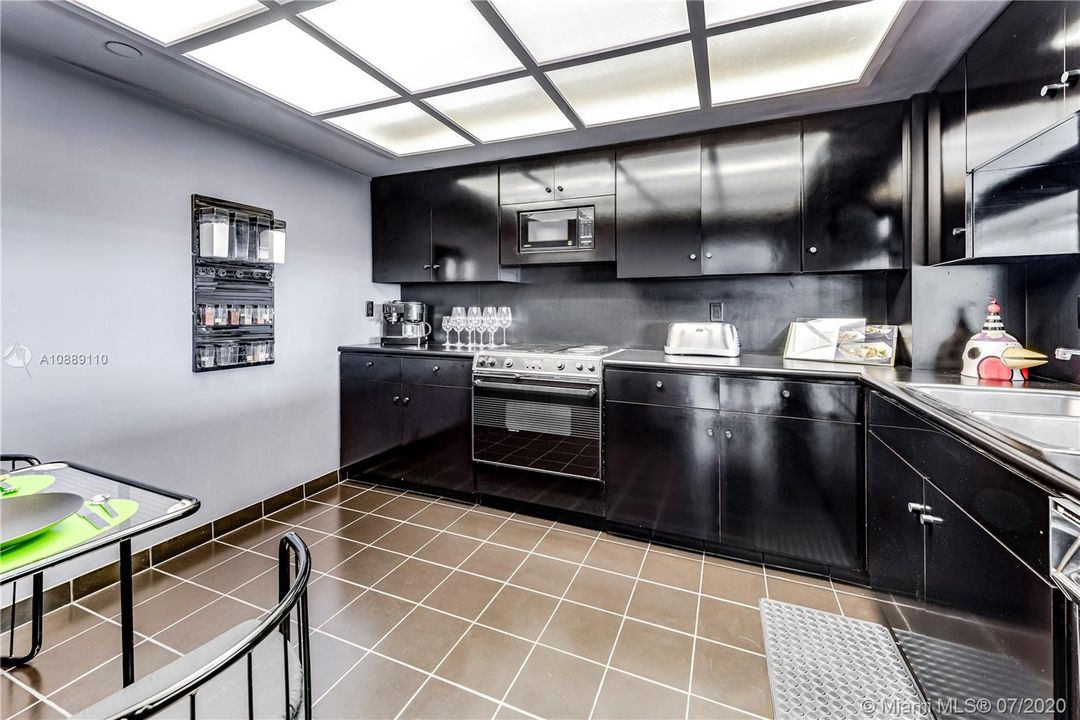 Recently Sold: $254,900 (1 beds, 1 baths, 1023 Square Feet)