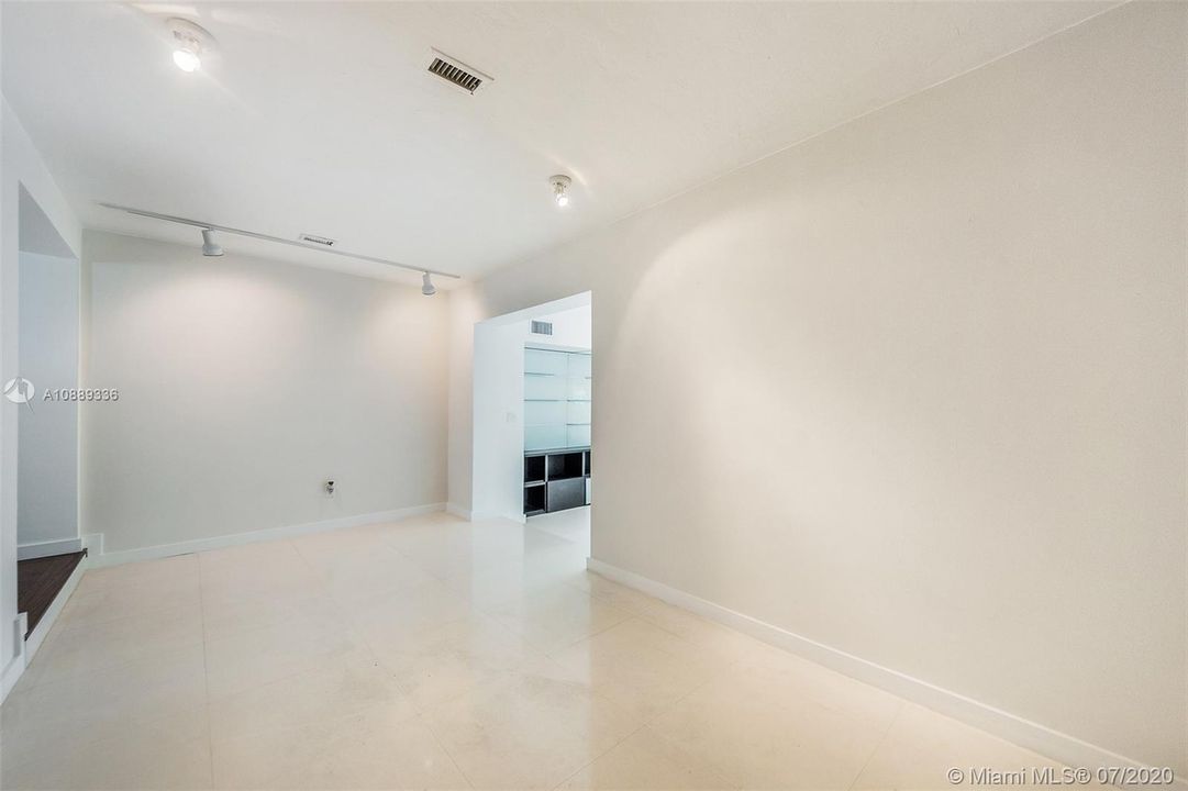 Vendido Recientemente: $1,167,890 (3 camas, 2 baños, 2182 Pies cuadrados)