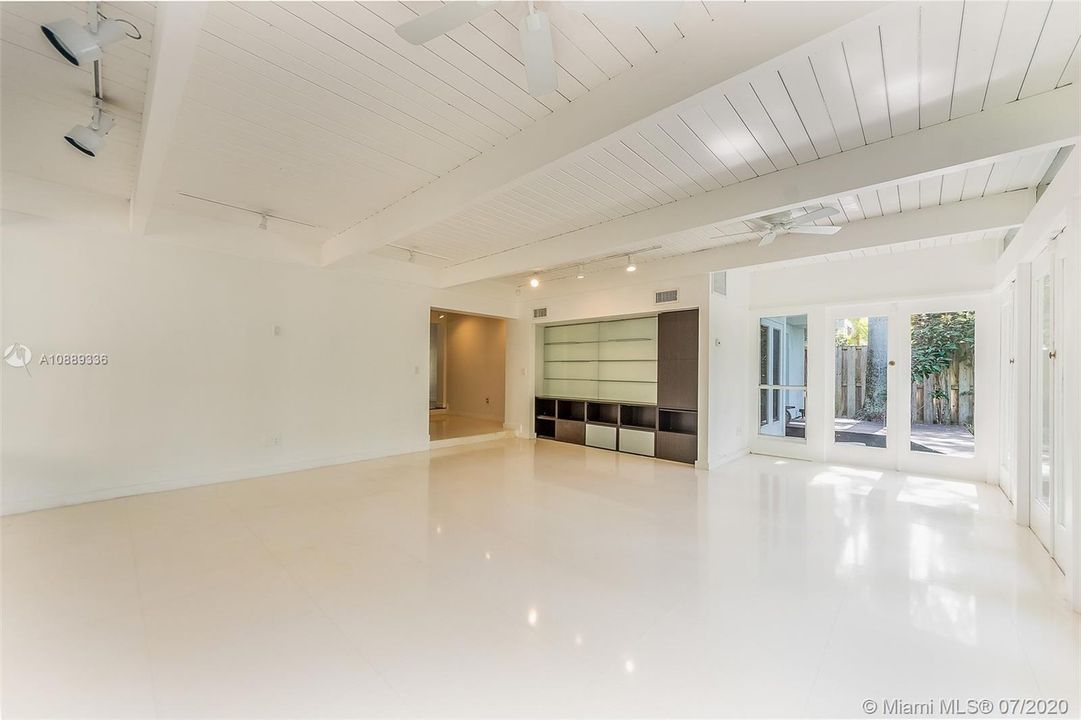 Vendido Recientemente: $1,167,890 (3 camas, 2 baños, 2182 Pies cuadrados)