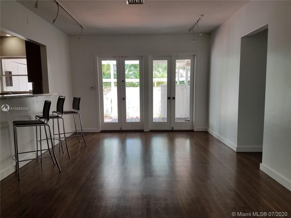 Vendido Recientemente: $1,167,890 (3 camas, 2 baños, 2182 Pies cuadrados)