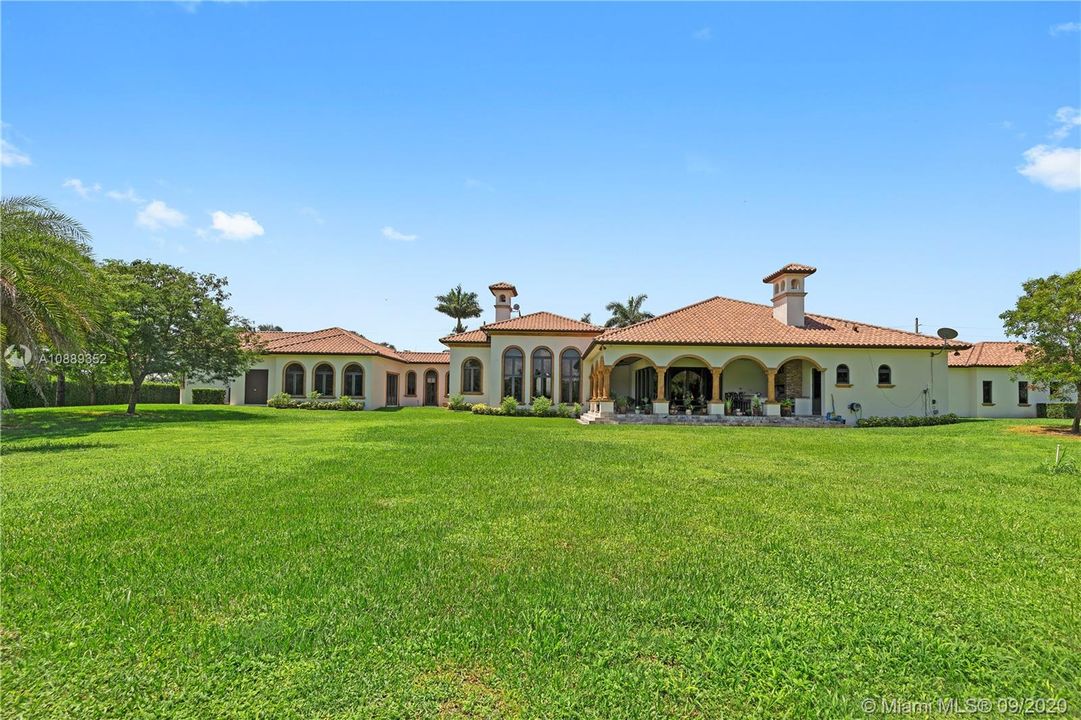 Recently Sold: $3,495,000 (6 beds, 5 baths, 10317 Square Feet)