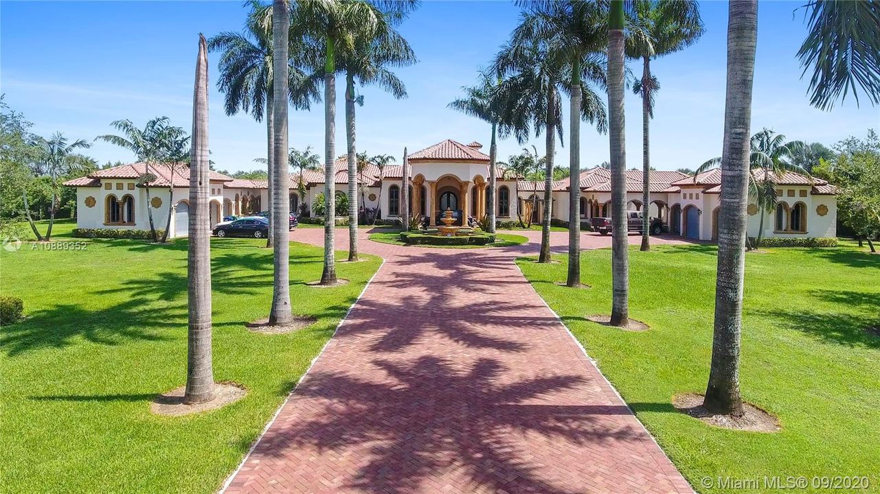 Recently Sold: $3,495,000 (6 beds, 5 baths, 10317 Square Feet)