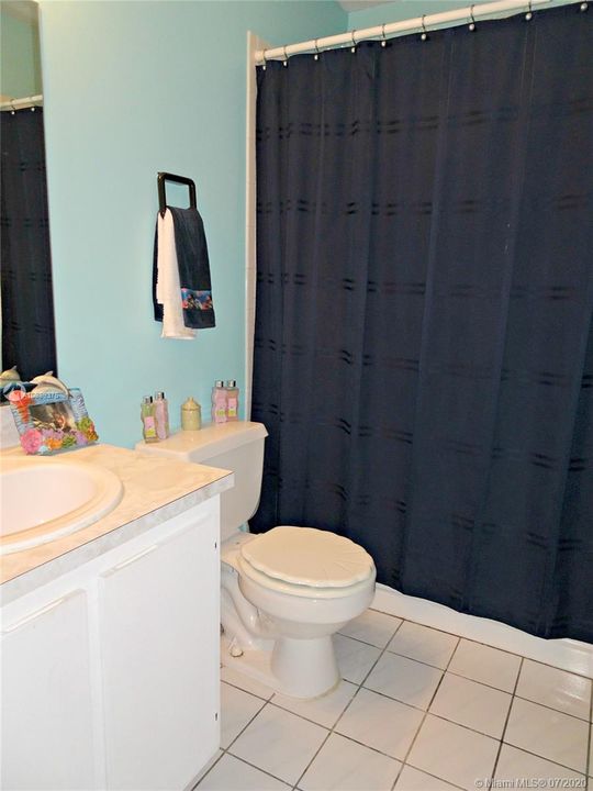 Guest bath with tub