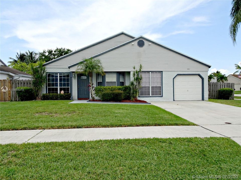 Welcome to Honey Lake located in Davie Florida.  "A"  rated school district and within walking distance to the elementary and High school!
