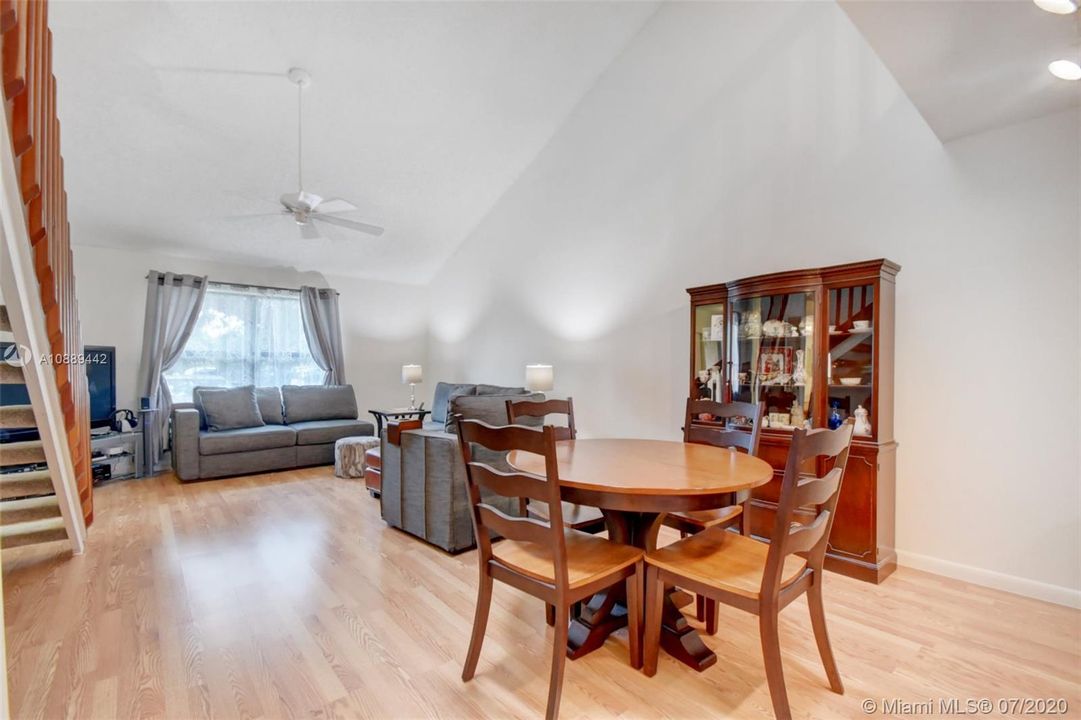 Vendido Recientemente: $234,900 (3 camas, 2 baños, 1320 Pies cuadrados)