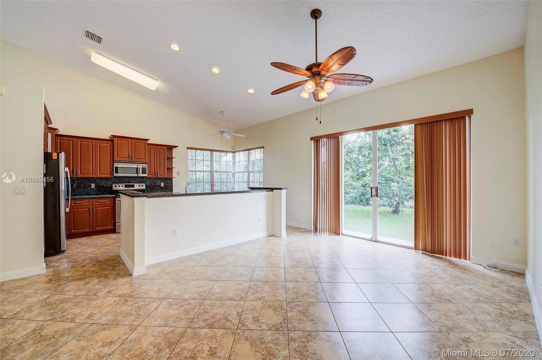 Vendido Recientemente: $429,000 (4 camas, 2 baños, 2132 Pies cuadrados)