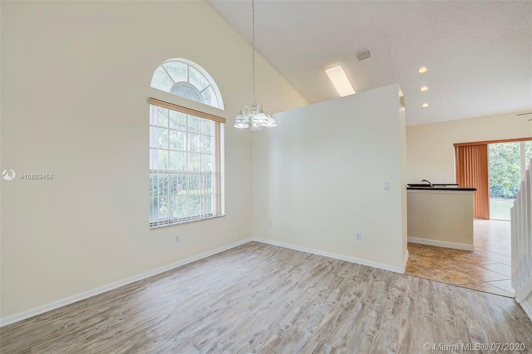 Vendido Recientemente: $429,000 (4 camas, 2 baños, 2132 Pies cuadrados)