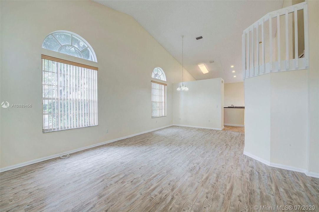 Vendido Recientemente: $429,000 (4 camas, 2 baños, 2132 Pies cuadrados)
