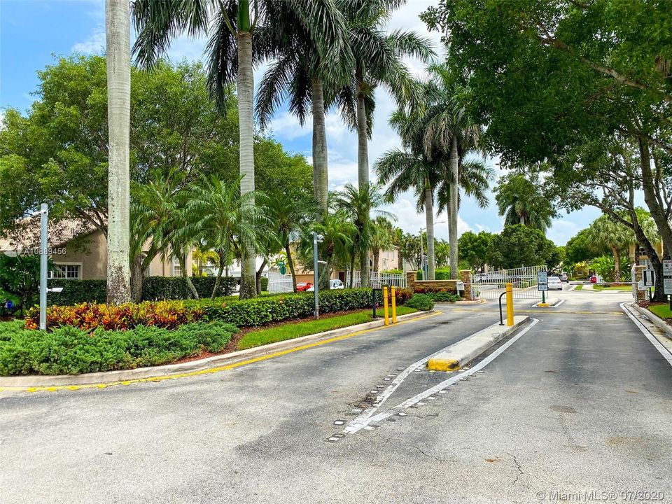 Vendido Recientemente: $429,000 (4 camas, 2 baños, 2132 Pies cuadrados)