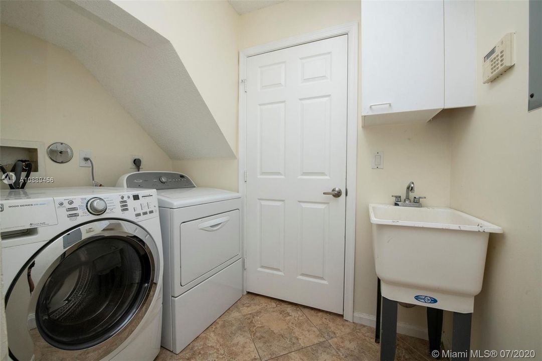 Vendido Recientemente: $429,000 (4 camas, 2 baños, 2132 Pies cuadrados)