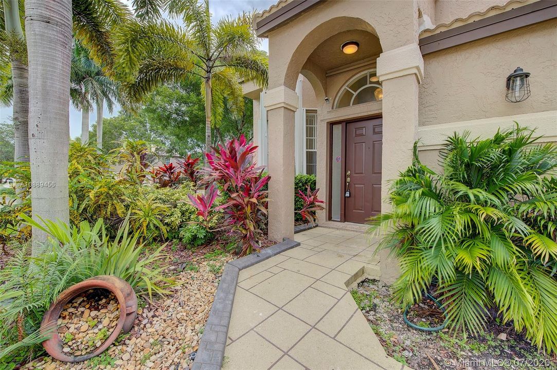 Vendido Recientemente: $429,000 (4 camas, 2 baños, 2132 Pies cuadrados)