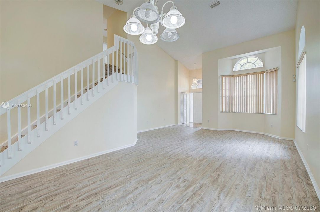 Vendido Recientemente: $429,000 (4 camas, 2 baños, 2132 Pies cuadrados)