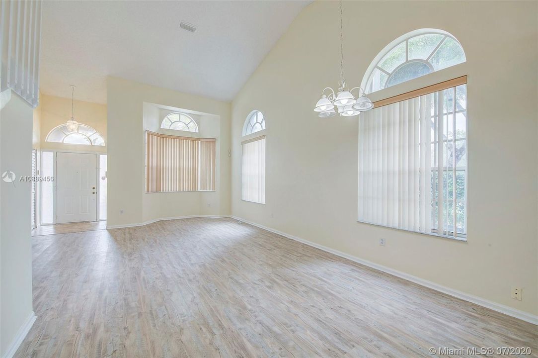 Vendido Recientemente: $429,000 (4 camas, 2 baños, 2132 Pies cuadrados)