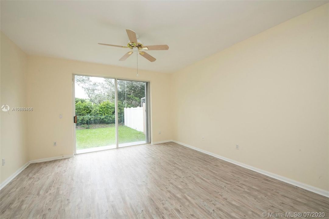 Vendido Recientemente: $429,000 (4 camas, 2 baños, 2132 Pies cuadrados)