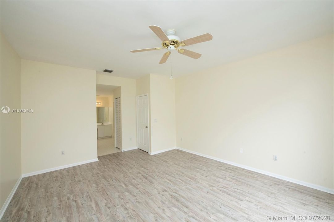 Vendido Recientemente: $429,000 (4 camas, 2 baños, 2132 Pies cuadrados)