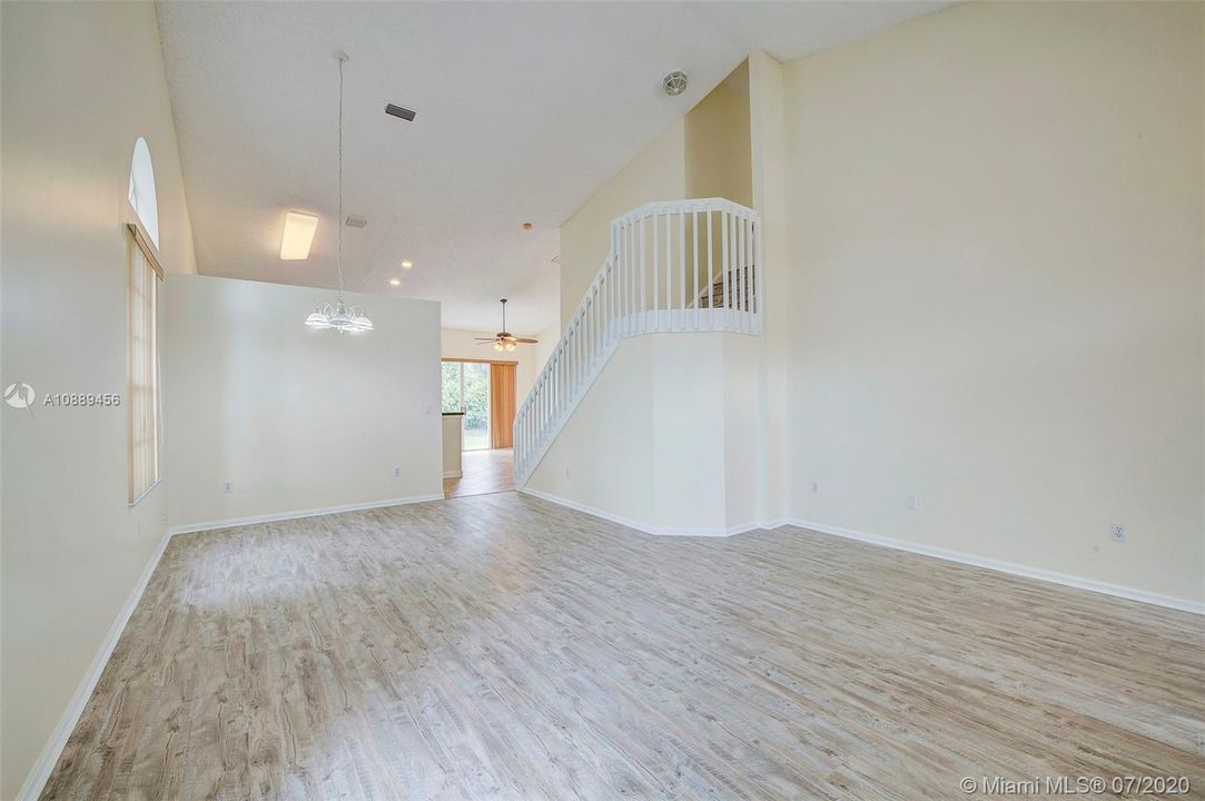 Vendido Recientemente: $429,000 (4 camas, 2 baños, 2132 Pies cuadrados)