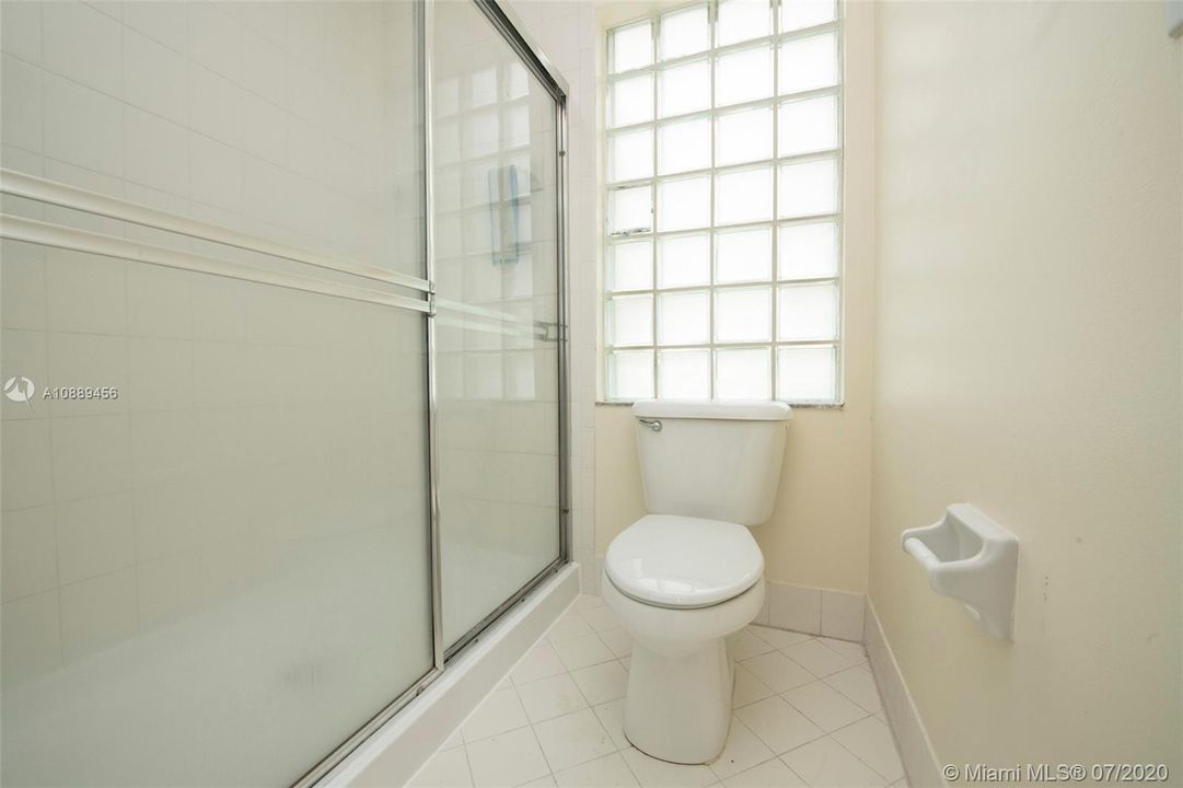 Vendido Recientemente: $429,000 (4 camas, 2 baños, 2132 Pies cuadrados)