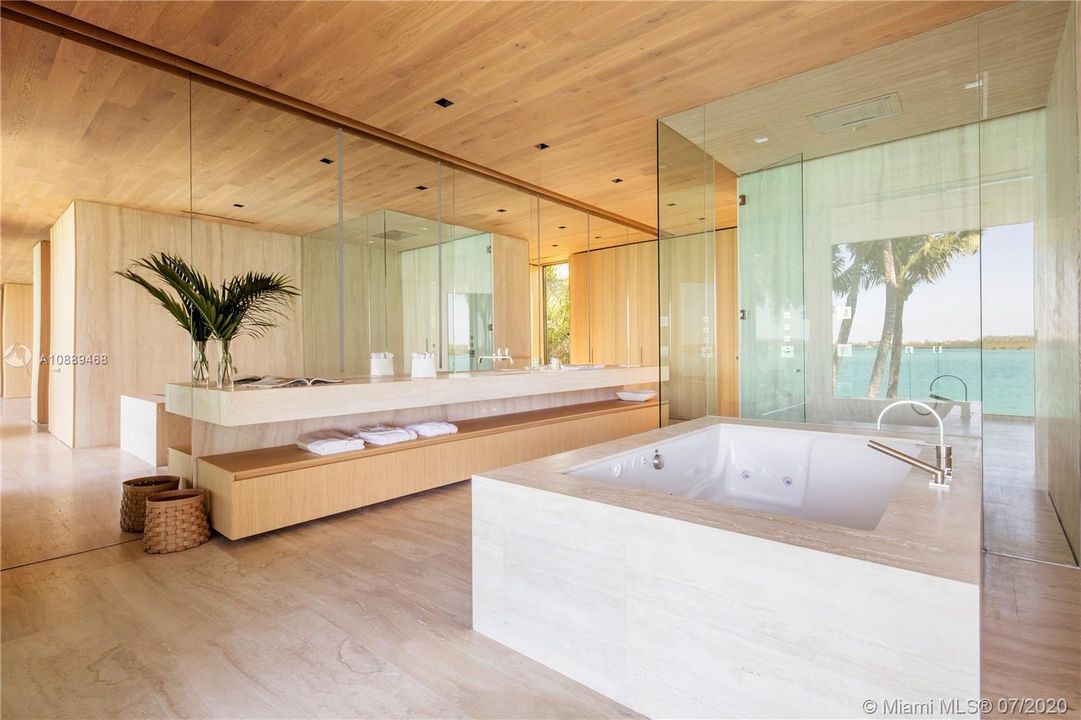 最近售出: $25,000,000 (8 贝兹, 9 浴室, 11783 平方英尺)