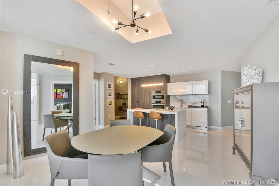 Recently Sold: $1,190,000 (2 beds, 3 baths, 1559 Square Feet)