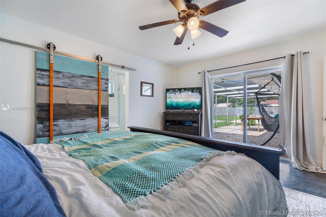 Recently Sold: $530,000 (3 beds, 2 baths, 2568 Square Feet)