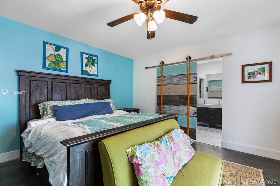 Recently Sold: $530,000 (3 beds, 2 baths, 2568 Square Feet)