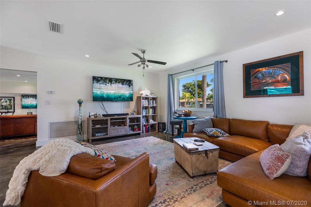 Recently Sold: $530,000 (3 beds, 2 baths, 2568 Square Feet)