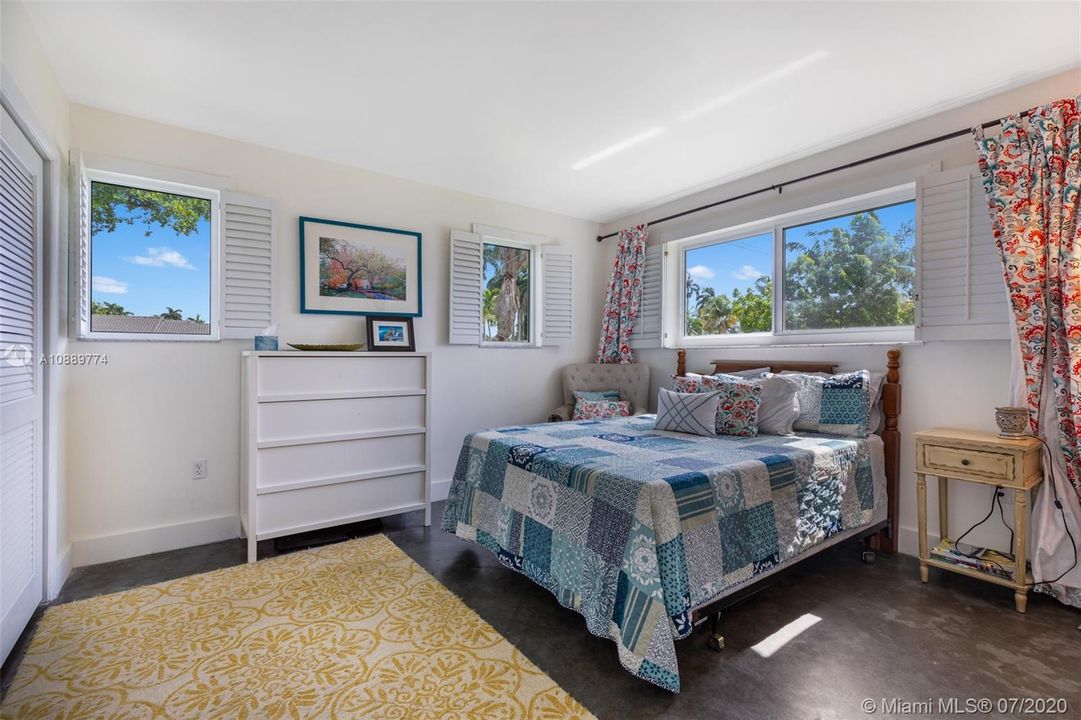 Recently Sold: $530,000 (3 beds, 2 baths, 2568 Square Feet)