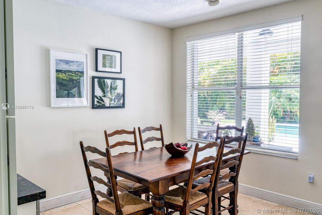 Breakfast room with a view to the pool.