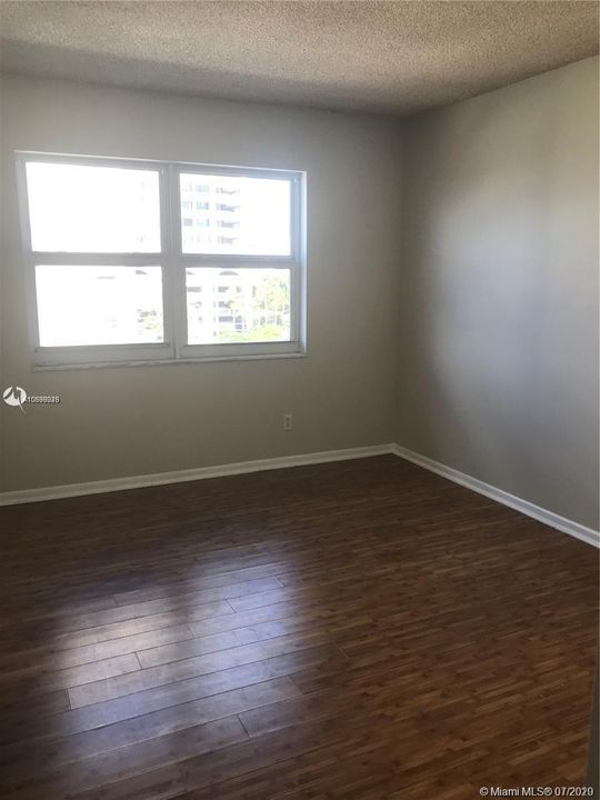Recently Sold: $260,000 (1 beds, 1 baths, 690 Square Feet)
