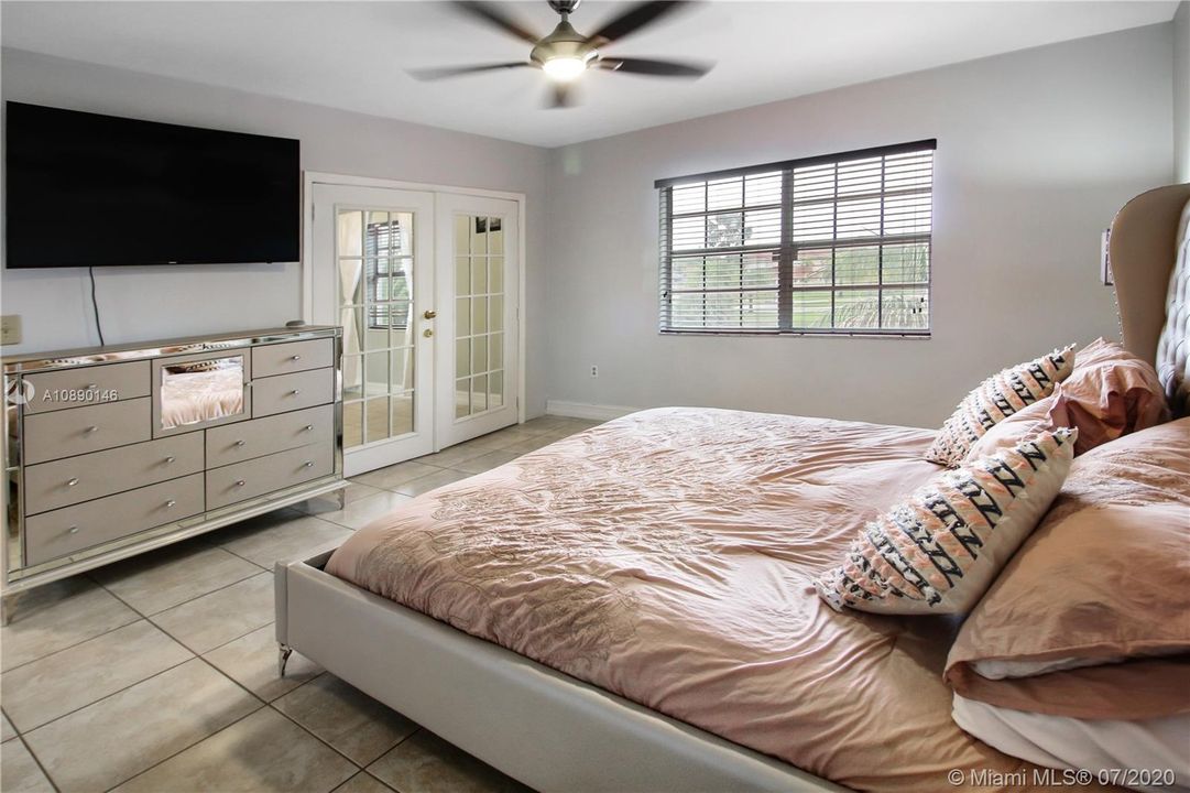 最近售出: $445,000 (5 贝兹, 3 浴室, 1980 平方英尺)