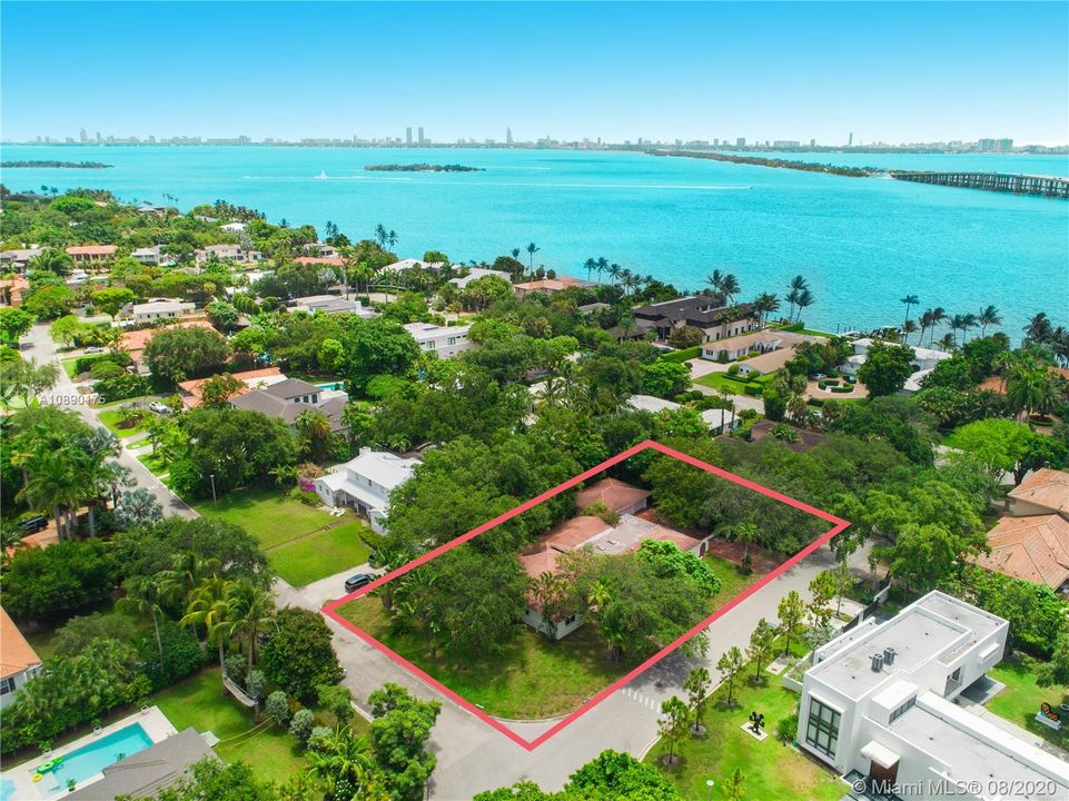 Vendido Recientemente: $1,650,000 (0.33 acres)