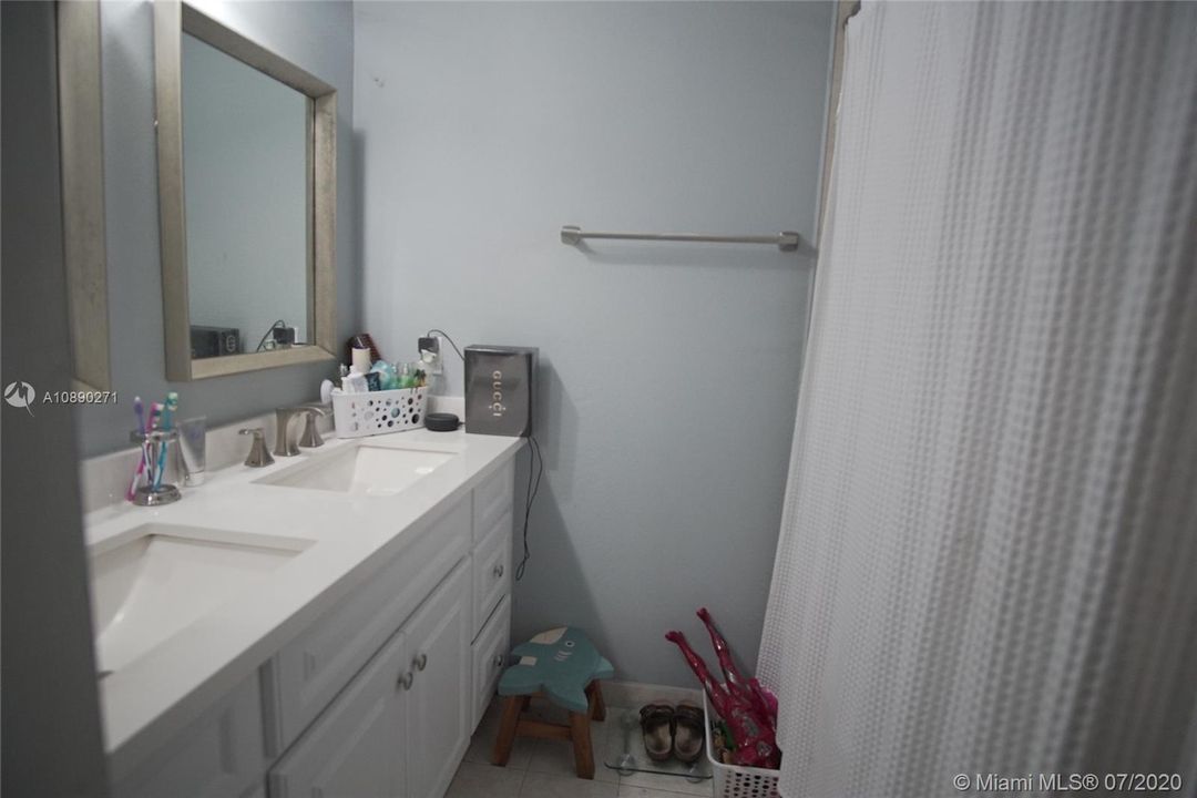 Recently Sold: $360,000 (3 beds, 2 baths, 1316 Square Feet)