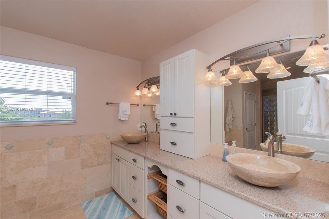 Recently Sold: $1,423,000 (4 beds, 3 baths, 2808 Square Feet)