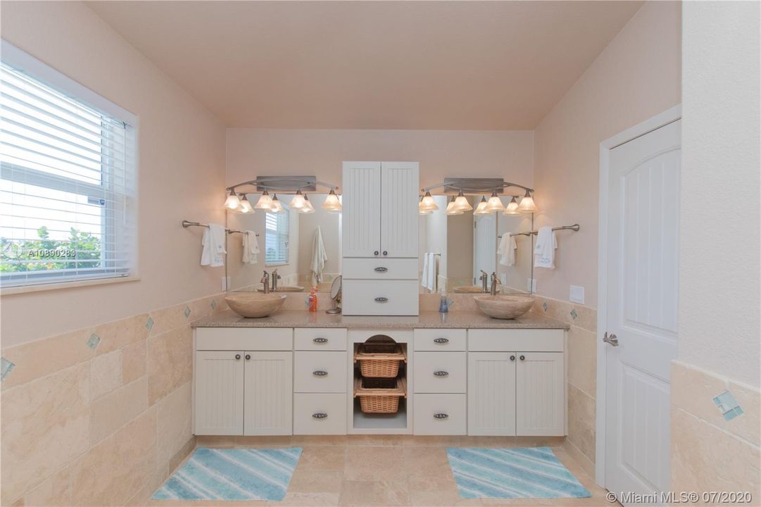 Recently Sold: $1,423,000 (4 beds, 3 baths, 2808 Square Feet)