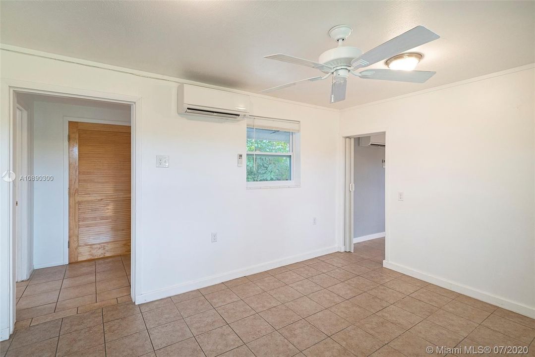 Recently Sold: $334,000 (2 beds, 1 baths, 911 Square Feet)