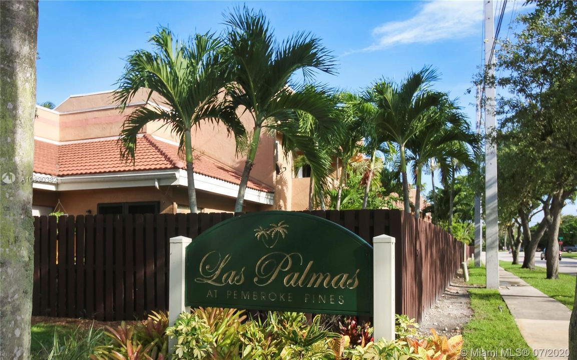 Located in the Quite Community of Las Palmas. Minutes away from all Retail and Restaurants on Pines Blvd.