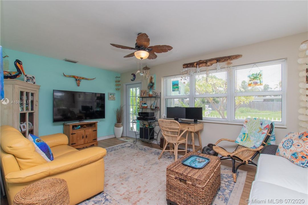 Recently Sold: $320,000 (2 beds, 1 baths, 792 Square Feet)