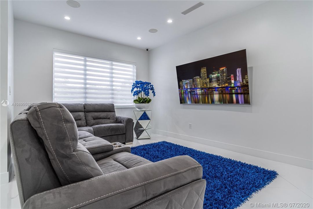 Vendido Recientemente: $599,900 (5 camas, 4 baños, 2612 Pies cuadrados)