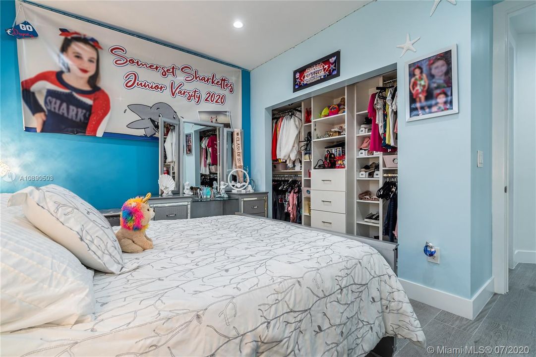 Vendido Recientemente: $599,900 (5 camas, 4 baños, 2612 Pies cuadrados)