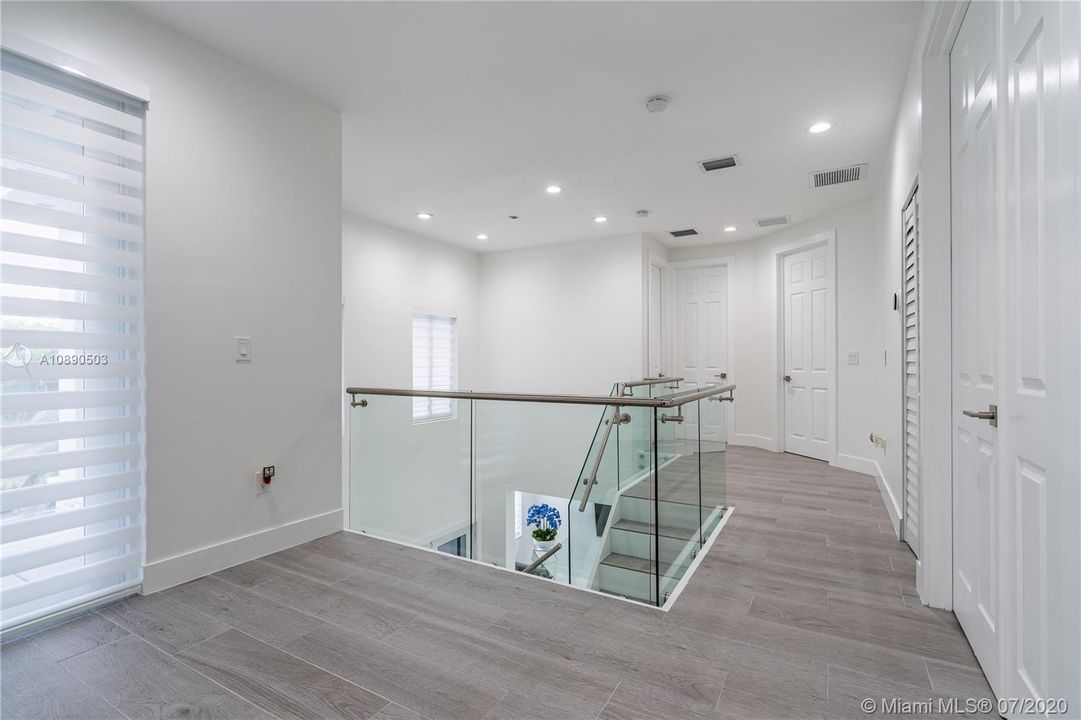 Vendido Recientemente: $599,900 (5 camas, 4 baños, 2612 Pies cuadrados)