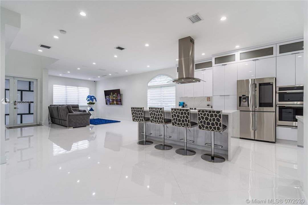 Vendido Recientemente: $599,900 (5 camas, 4 baños, 2612 Pies cuadrados)