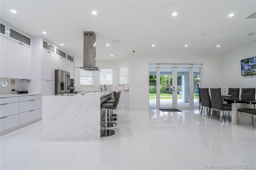 Vendido Recientemente: $599,900 (5 camas, 4 baños, 2612 Pies cuadrados)