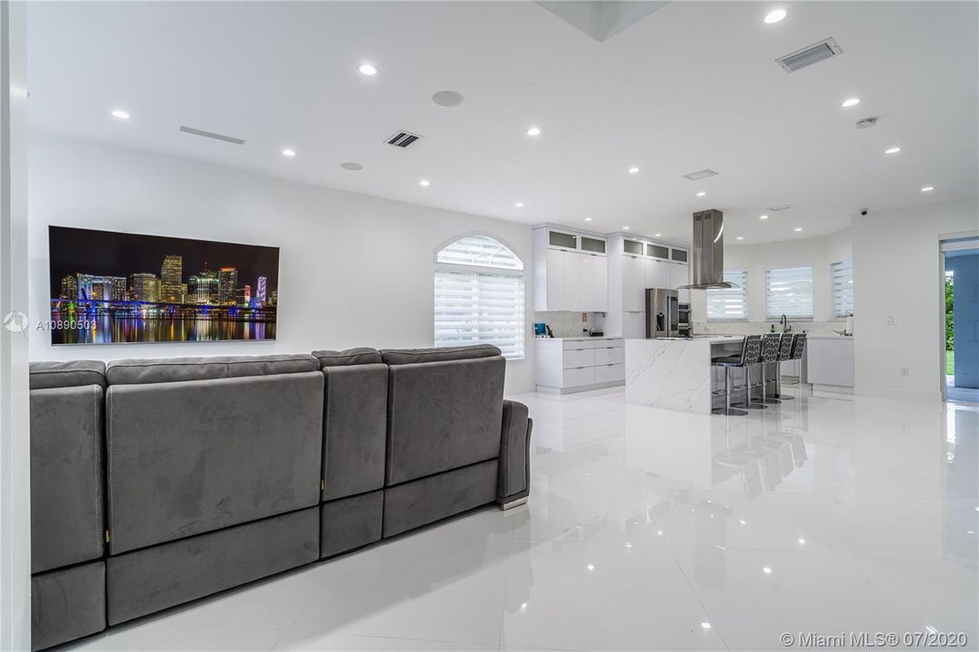 Vendido Recientemente: $599,900 (5 camas, 4 baños, 2612 Pies cuadrados)