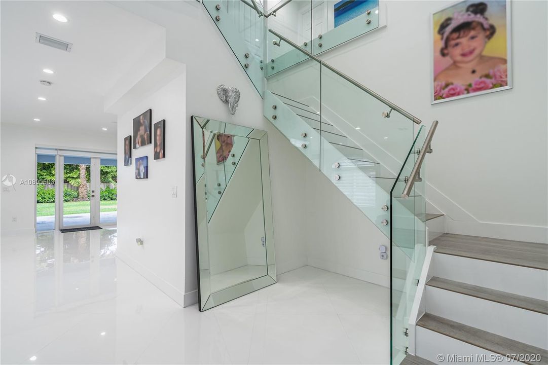 Vendido Recientemente: $599,900 (5 camas, 4 baños, 2612 Pies cuadrados)