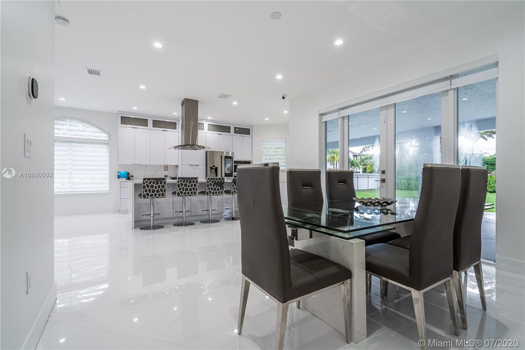 Vendido Recientemente: $599,900 (5 camas, 4 baños, 2612 Pies cuadrados)