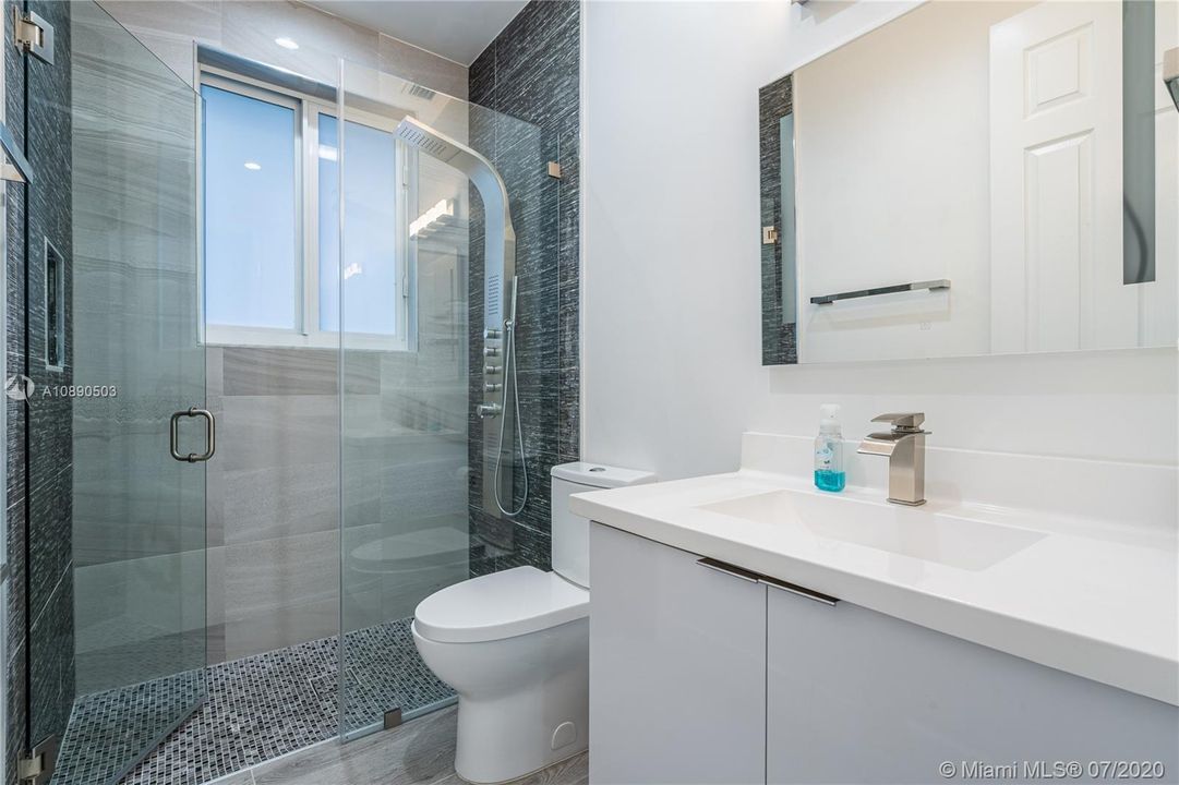 Vendido Recientemente: $599,900 (5 camas, 4 baños, 2612 Pies cuadrados)