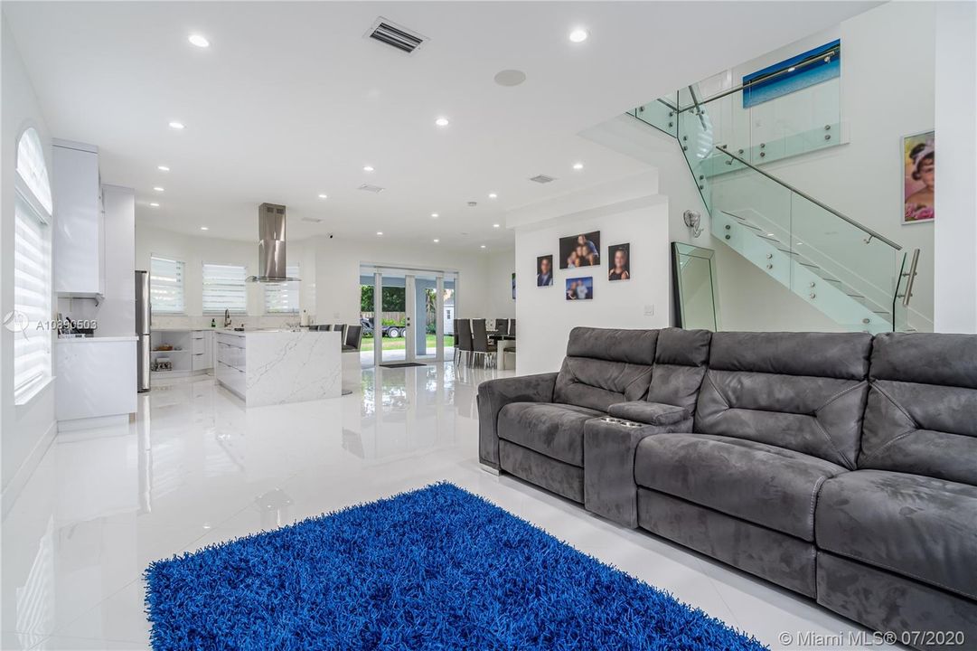 Vendido Recientemente: $599,900 (5 camas, 4 baños, 2612 Pies cuadrados)