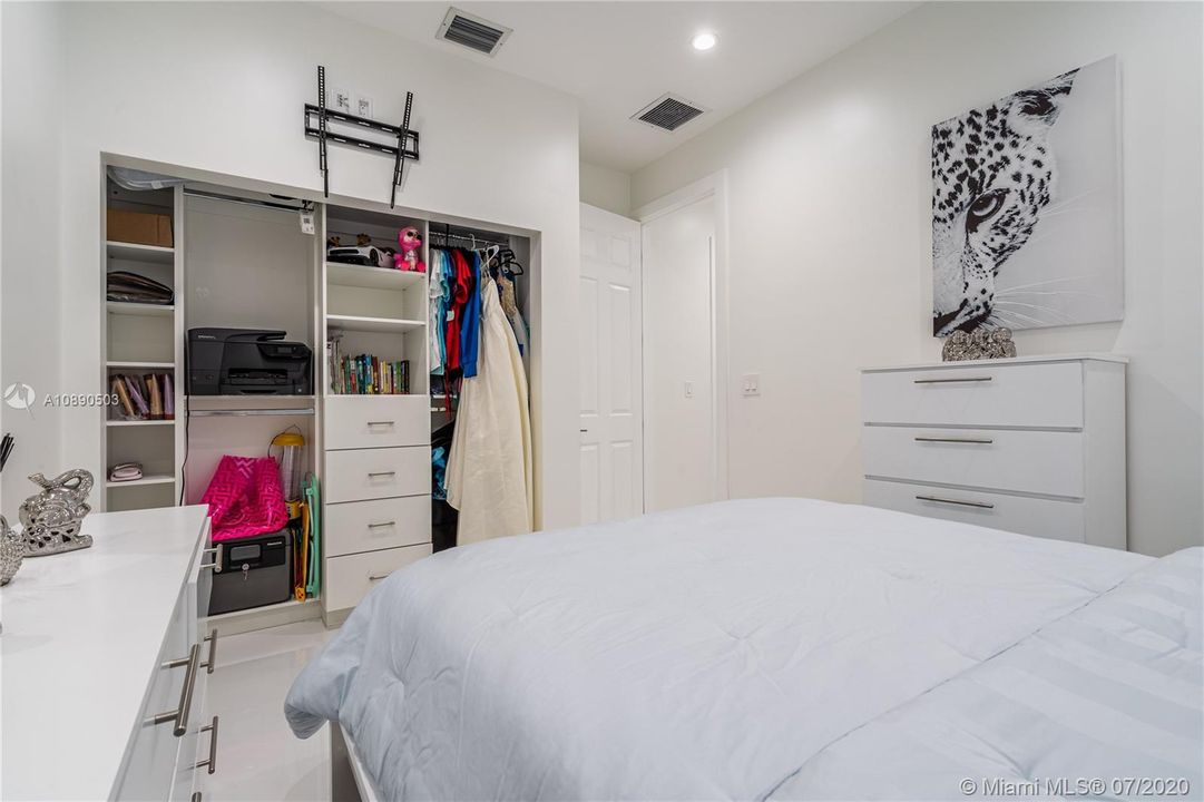 Vendido Recientemente: $599,900 (5 camas, 4 baños, 2612 Pies cuadrados)