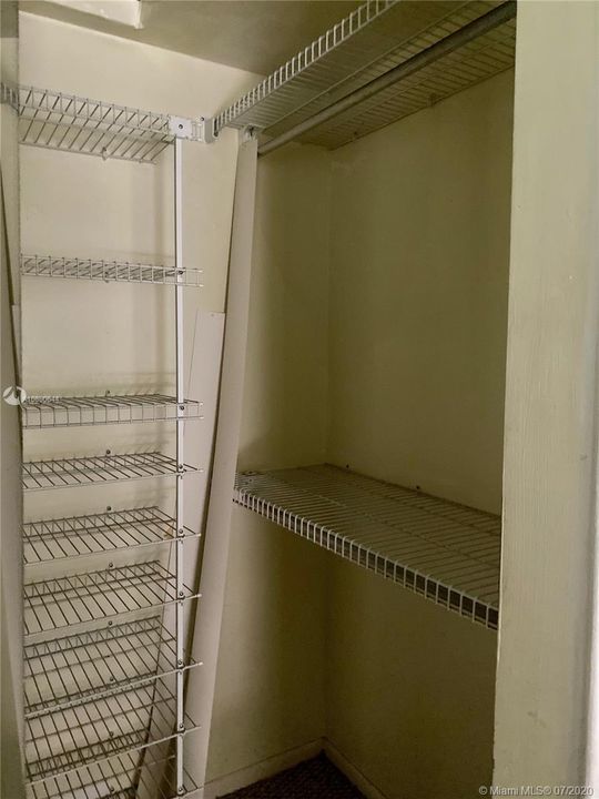 WALK IN CLOSET
